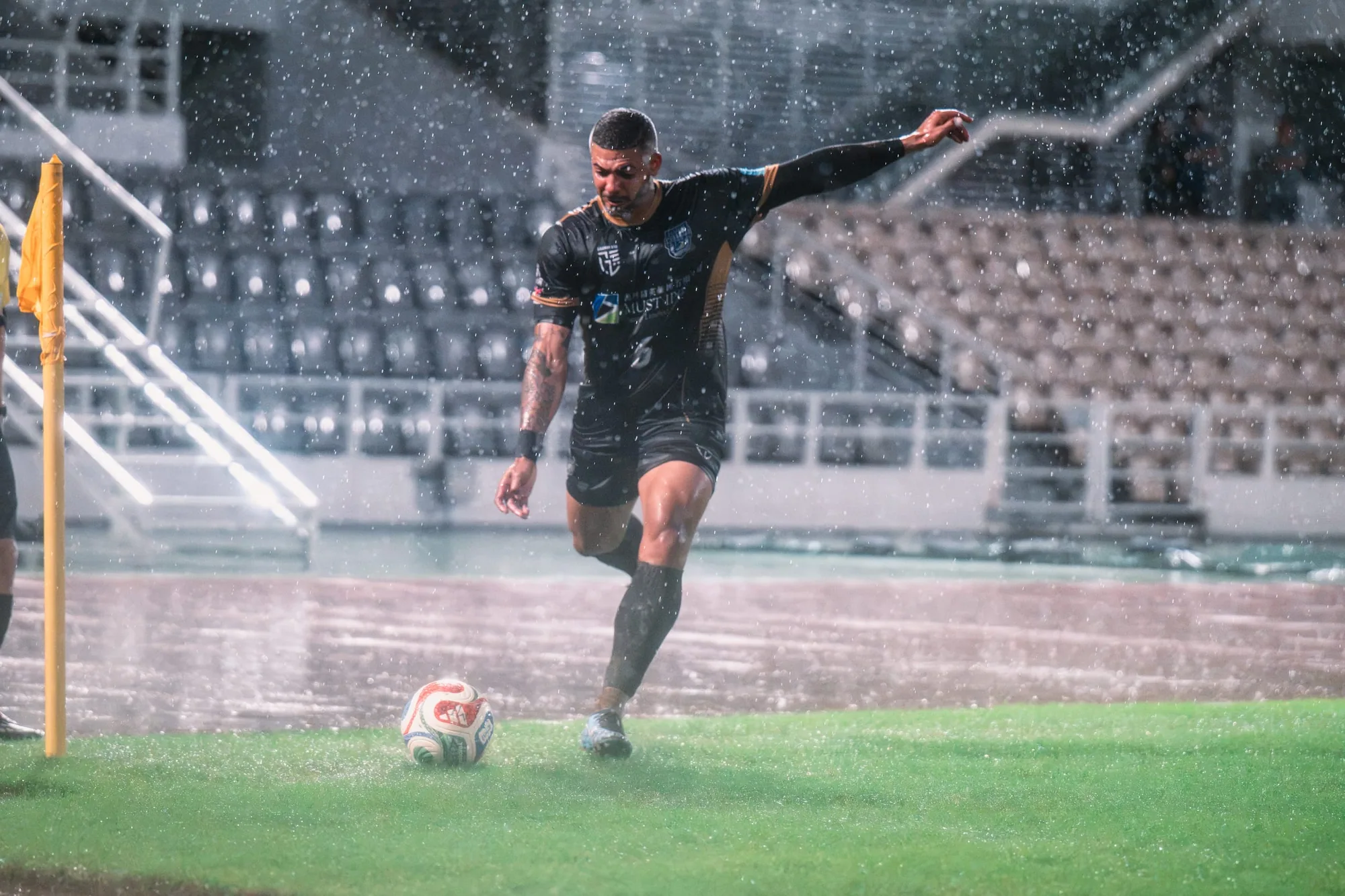 MUST IPO 一线队球员在大雨中开出角球